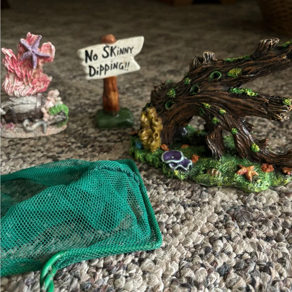4 Fish Tank Decorations and Net